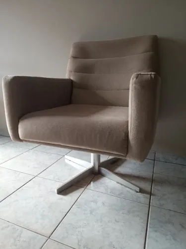 Poltrona  Pés Metal Giratório