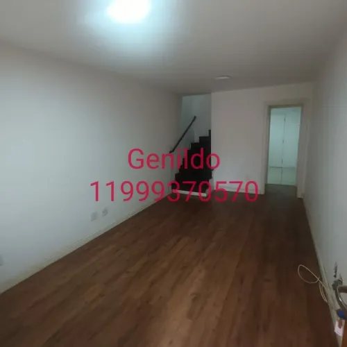 Casa de condomínio com 2 quartos sendo 2 suites , 3 vagas de garagem , quintal, aceita pet