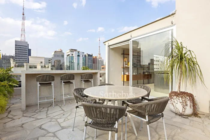 Cobertura com terraço amplo, jacuzzi e projeto assinado em localização central