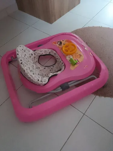 Vende-se andador infantil