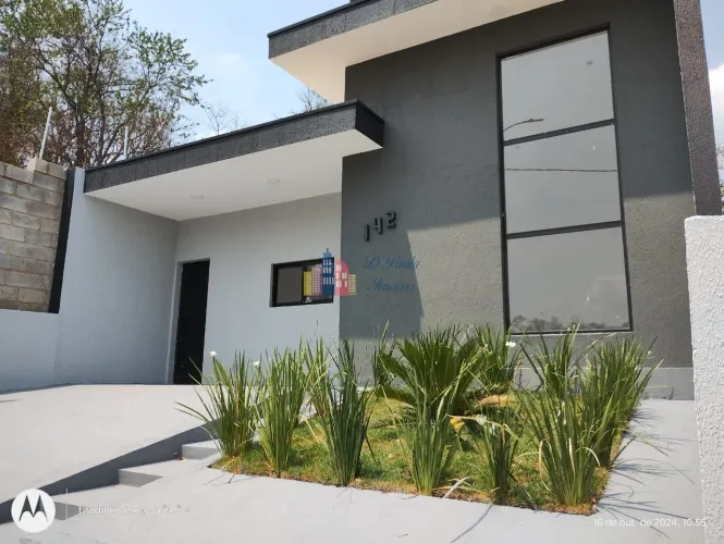 Linda Casa em Condomínio à Venda em Araçariguama-SP - 2 Quartos, 1 Suíte, 2 Salas, 2 Banhe