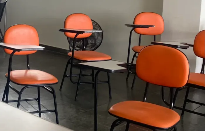 Cadeira universitária com braço