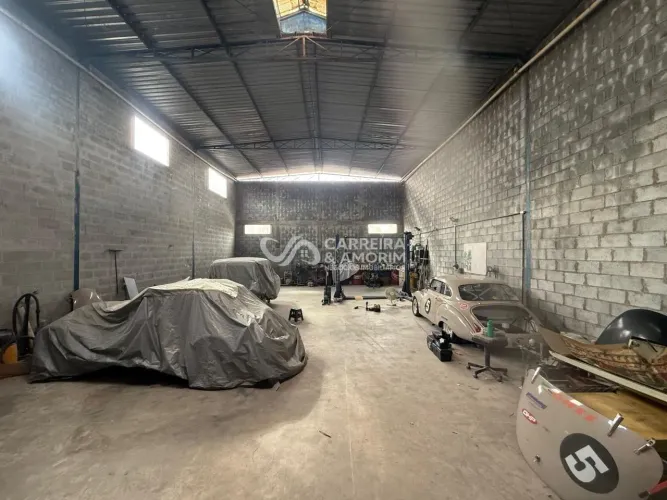 ALUGO GALPÃO/SALÃO COMERCIAL COM 250M², AO LADO DA AVENIDA INTERLAGOS, PRÓXIMO AO AEROPORT