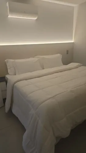 Cabeceira de cama com Led, acabamento planejado, 6 meses de uso