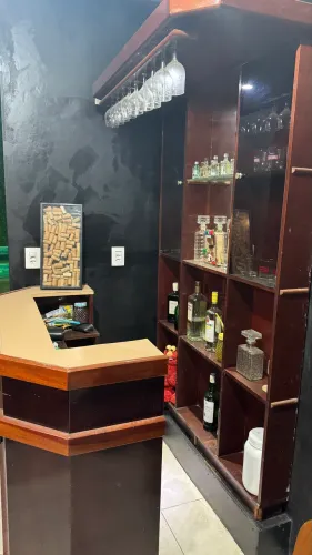 Vendo barzinho de bebidas com balcão
