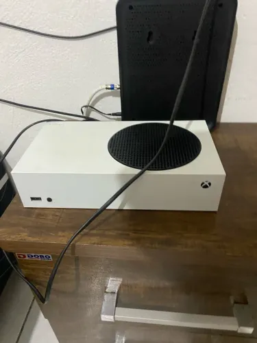 xbox series s com caixa e 1 controle