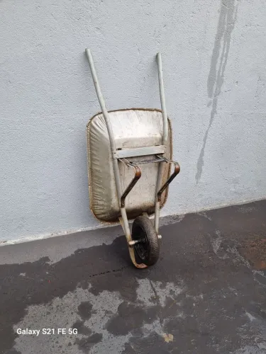 Vendo carrinho de mão 120 reais pra vir buscar falar no chat.