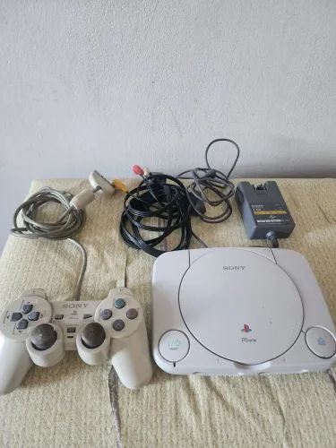 Leia o anúncio por gentileza Console Play Station One com marcas de uso lendo cd