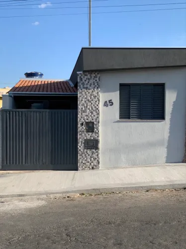 Casa 2 Quartos Área Nobre em Piumhi