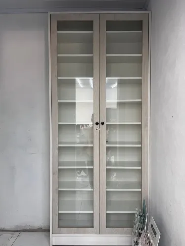 Armário expositor com portas de vidro