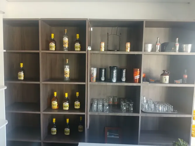 Prateleiras e nichos para lojas de conveniência.