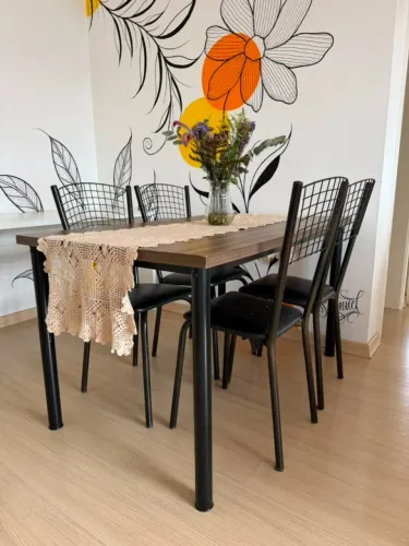 mesa de jantar retangular com 4 cadeiras