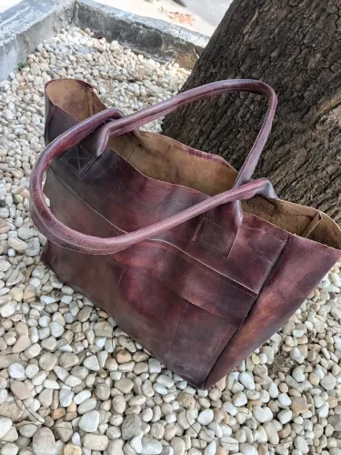 Bolsa feita à mão 100% em couro.