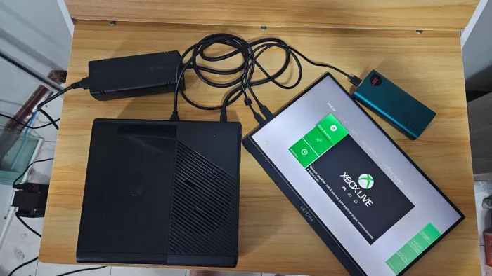 Xbox 360 Slim 2013 c/ detalhes