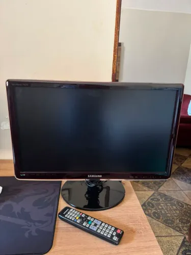 Monitor TV Samsung 24" Full HD com controle, funcionando perfeitamente.