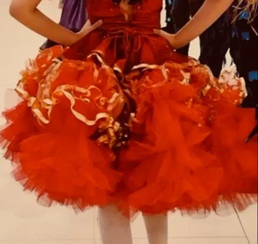 VESTIDO DE QUADRILHA DA COR VERMELHA