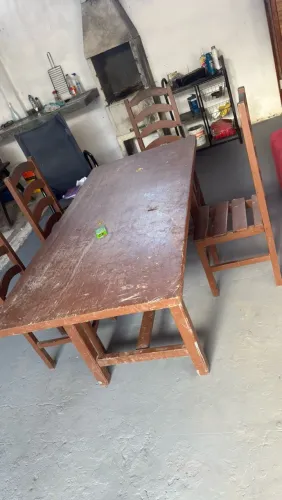 Vendo mesa de madeira com 6 cadeiras