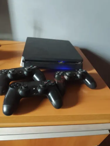 Ps4 slim com jogos e 3 controles 