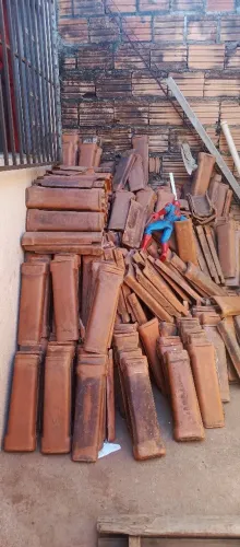 Telhas usadas e Madeiras