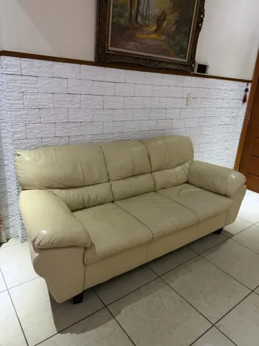 Vendo sofá MUITO NOVO COURO LEGÍTIMO