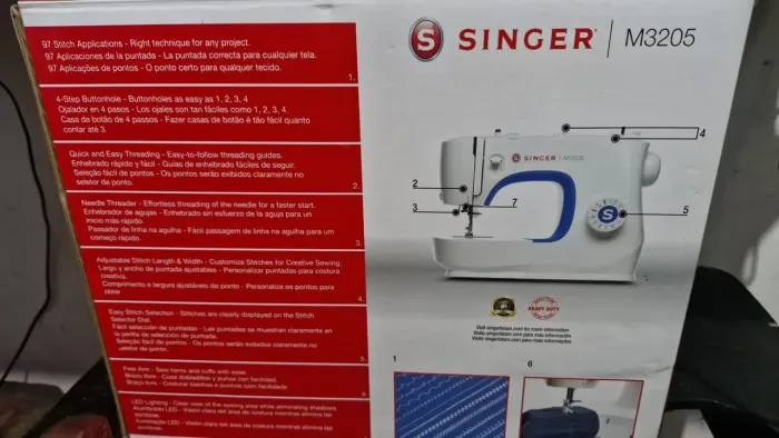 Máquina de costura singer, na caixa