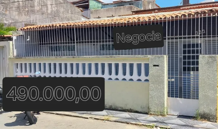 Casa com 4 quartos, com janelas e portas de alumínio.