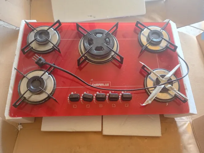 Cooktop chamalux vermelho com pequeno defeito de vazamento em um bocal