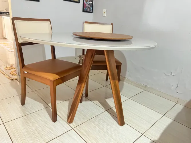 Mesa nova com cadeiras de madeira 