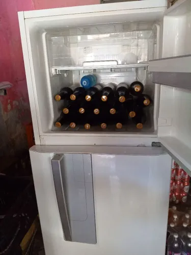 Vende se uma geladeira