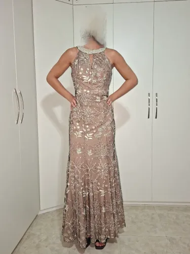 Lindo vestido bege da Oitava Estação 