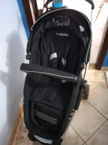 Carrinho kiddo com bebê conforto