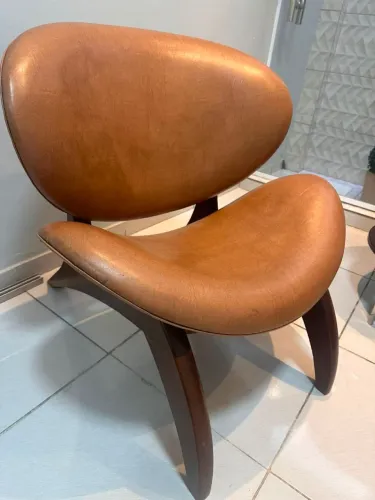 Poltrona luxo madeira sofisticada com mesinha Lize luxo