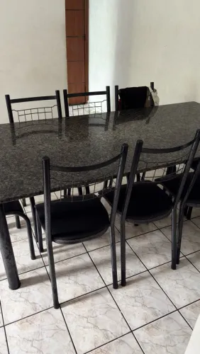Vendo mesa usada de ferro com pedra de mármore 8 cadeiras