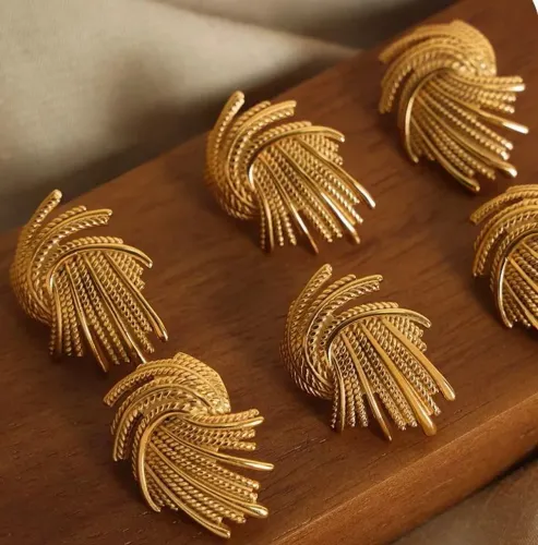 Brinco asa aço inoxidável banhado a ouro