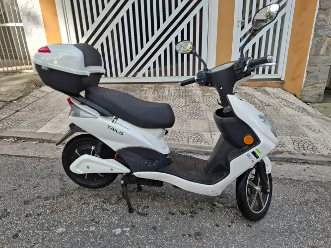 SCOOTER ELÉTRICA COM POUQUÍSSIMO USO!!!! LINDA, LINDA!!! PRA FAZER TUDO NA CIDADE!!!!