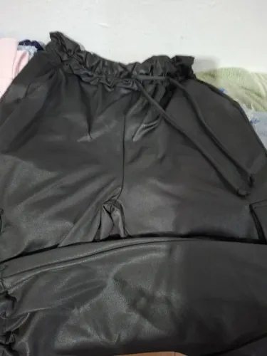 CALÇA QUE IMITA COURO   NOVA E CONFORTÁVEL 