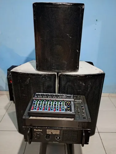 Vende-se Som de Festa completo com potência e Mesa ?