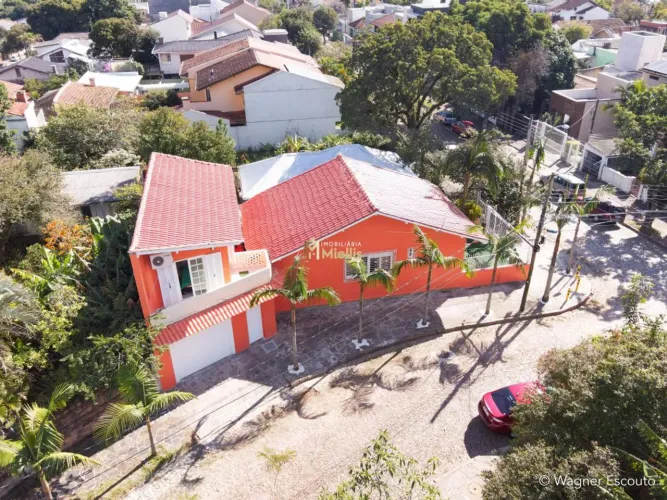 Excelente oportunidade para morar e investir!! Casa 100% mobiliada, com garagem para 4 car