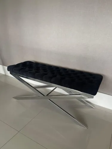 Banqueta em Veludo Capitonê com Base X em Metal Cromado