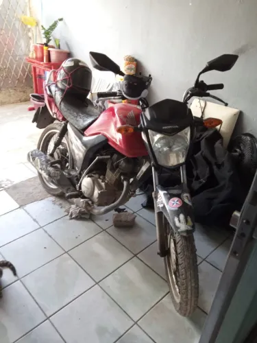 Moto em boa condição 