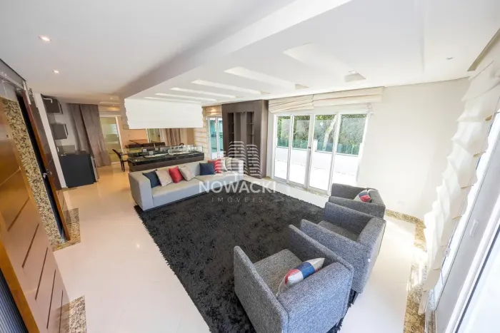 CASA EXCEPCIONAL EM CONDOMINIO CONTENDO 4 SUÍTES E 6 VAGAS DE GARAGEM NO ORLEANS!