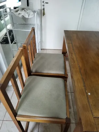 Mesa alta e duas cadeiras.