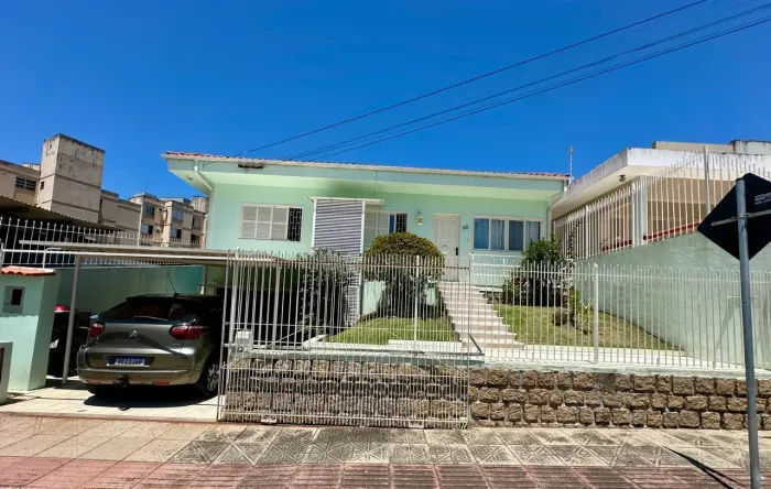Casa com uso residencial ou comercial, adaptada, com elevador e localização estratégica em