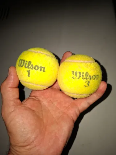 Par de bolas de tênis Wilson usadas