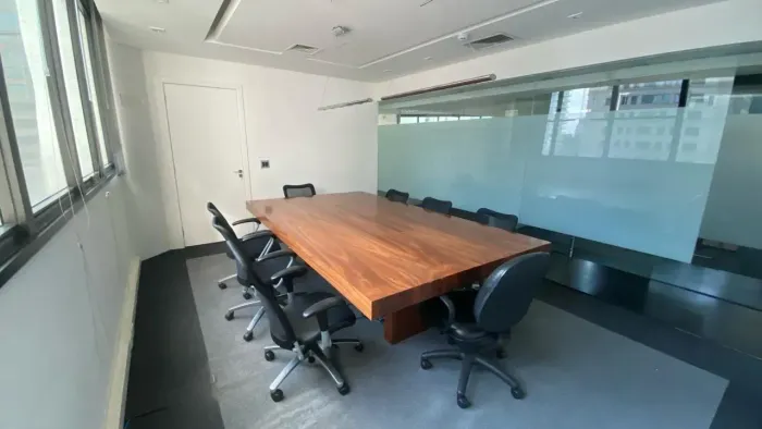 Sala comercial, MOBILIADA, na região da Berrini, com 254 m². Com 36 posições de trabalho