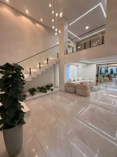EXCLUSIVA CASA DE LUXO NO CALHAU, PERTO DA PRAIA LITORANEA. REFORMADA E PROJETADA, NOVA