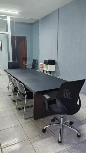 Mesa de Reunião Retangular e Cadeiras de Aproximação