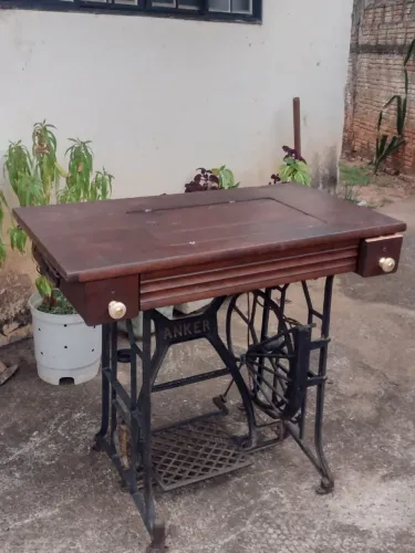 Antiga e linda máquina de costura marca ANKER (âncora)