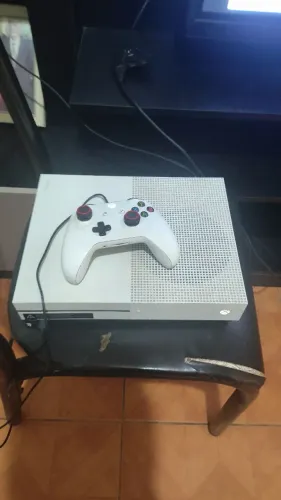 Xbox One S completo, 2 controles 1 deles raro. Troco por Nintendo Switch desbloqueado