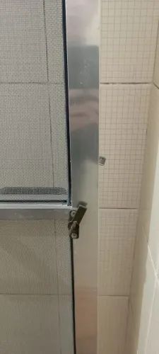 Porta com tela mosquiteiro em alumínio; medidas 0,80m X 2,10m
